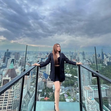 7 Gaya Mewah Luluk Nuril Istri Polisi yang Maki Sebut Siswi Magang Babu