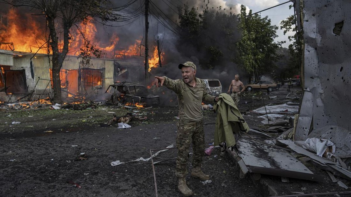 FOTO: Mayat Bergelimpangan usai Rudal Rusia Hantam Kostiantynivka