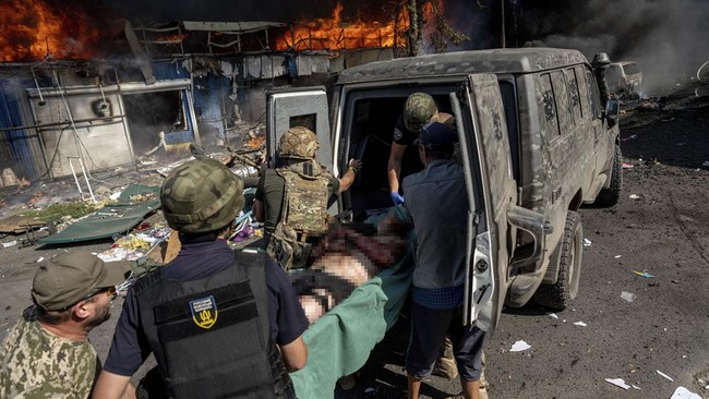 FOTO: Mayat Bergelimpangan usai Rudal Rusia Hantam Kostiantynivka