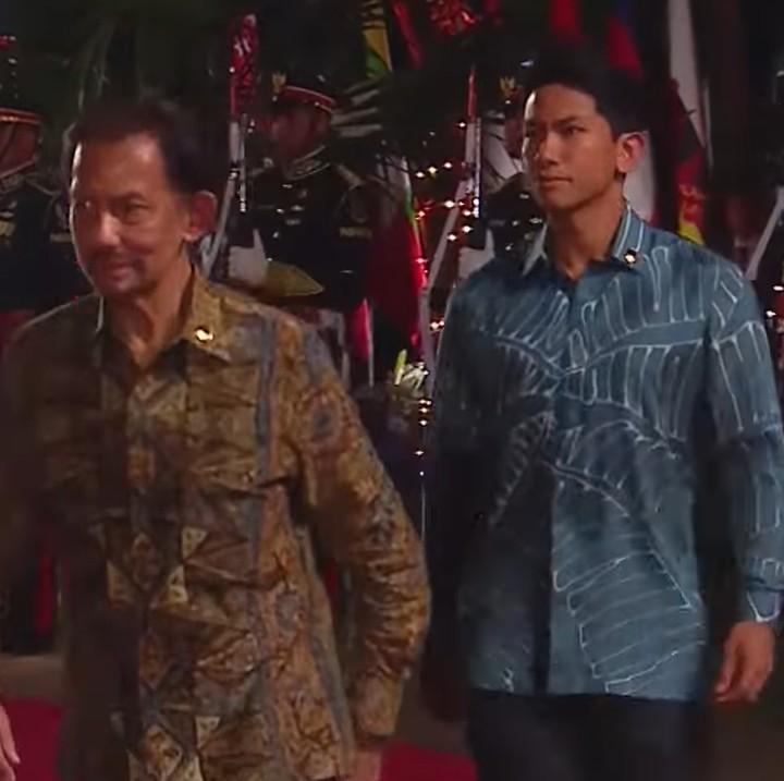 <p>Sementara itu, Pangeran Mateen mengenakan kemeja batik berwarna biru dengan celana hitam. Di sisinya, sang Ayah terlihat memakai kemeja batik warna cokelat. (Foto: YouTube Sekretariat Presiden)</p>