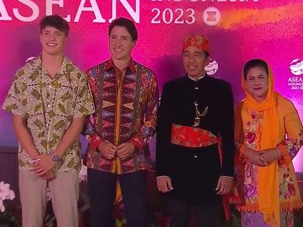 7 Potret Tampan Xavier Trudeau & Pangeran Mateen yang Datang Temani Ayah di Gala Dinner KTT ASEAN 2023