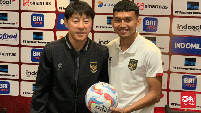 Penyerang Timnas Indonesia, Dendy Sulistyawan mengaku senang bisa berjumpa dengan mantan rekan setimnya yang memperkuat Turkmenistan, Ahmet Atayev.