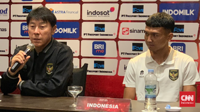 Shin Tae Yong mengaku capek karena mesti mondar-mandir Solo dan Surabaya untuk mendampingi Timnas Indonesia dan Timnas U-23.
