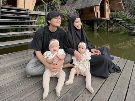 7 Potret Menggemaskan Anak Kembar Annisa Rahma, Sering Pakai Baju Senada Bun