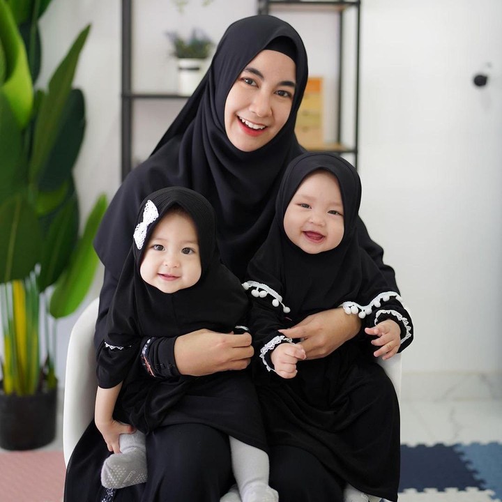 <p>"Ayo sekarang makin bisa ngebedain kan yang mana Alsha yang mana Alma? #masyaallahtabarakallah," tulis Anisa saat mengunggah potret Si Kembar yang mengenakan pakaian hitam lengkap dengan kerudung warna senada. (Foto: Instagram: @anisarahma_12)</p>