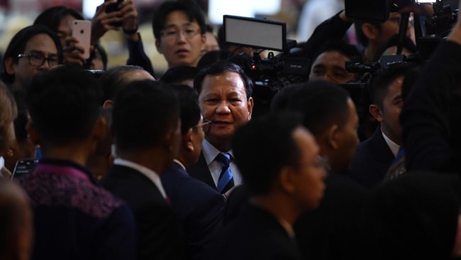 Prabowo membantah isu menteri mencekik wamen yang dilontarkan Pemimpin Redaksi Seword TV Alifurrahman.