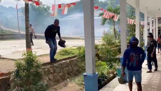  Selongsong gas air mata ditemukan di SDN 024 Galang Pulau Rempang saat Komnas HAM melakukan pemantauan.