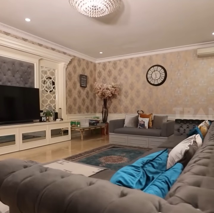 <p>Kemudian, Iis Dahlia jua memiliki ruang keluarga yang sering digunakan untuk bersantai sambil menonton televisi. Ruangan ini terlihat sangat megah dengan sofa berukuran besar. (Foto: YouTube TRANS7 OFFICIAL)</p>