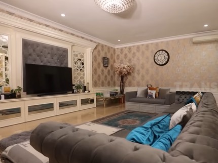 7 Potret Rumah Iis Dahlia, Megah Bernuansa Earth Tone