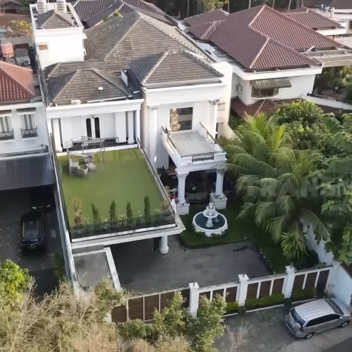 <p>Siapa tak kenal Iis Dahlia? Pedangdut berusia 51 tahun ini sukses membangun kariernya sejak 1989 silam. Kini, Iis menempati sebuah rumah mewah yang sangat megah. (Foto: YouTube TRANS7 OFFICIAL)</p>