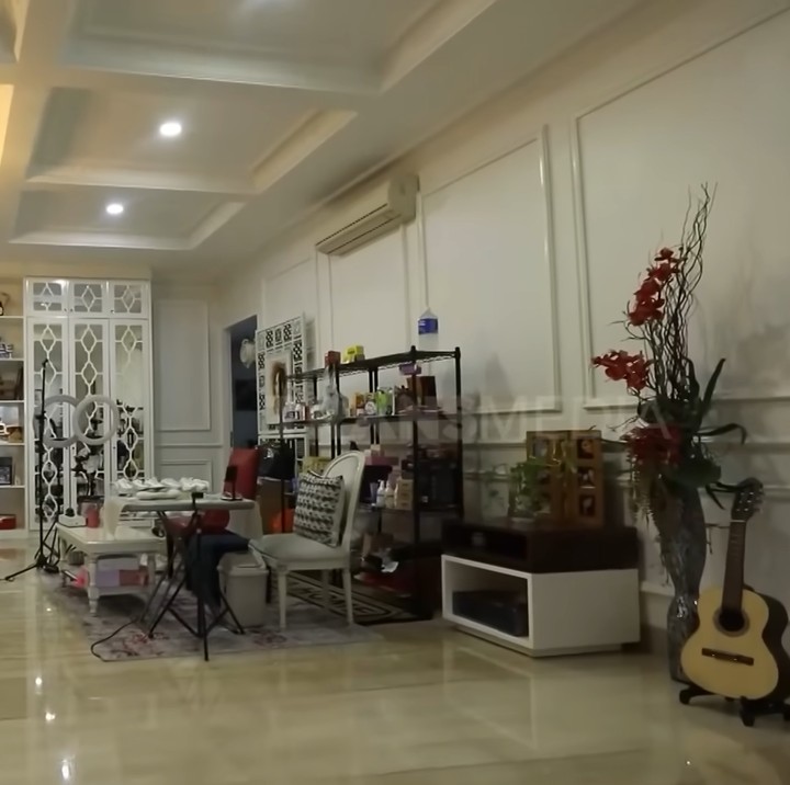 <p>Rumah Iis Dahlia juga dilengkapi dengan studio live untuk berjualan, lho. "Ini agak berantakan karena suka buat live shopping. Ada timnya dari mereka. Kalau Devano kadang-kadang dia di situ pas lagi break syuting," ujar Iis. (Foto: YouTube TRANS7 OFFICIAL)</p>