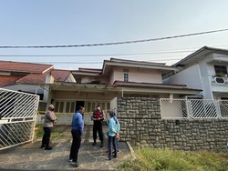 Penampakan Rumah Lokasi Mayat Tinggal Kerangka di Cinere Digaris Polisi