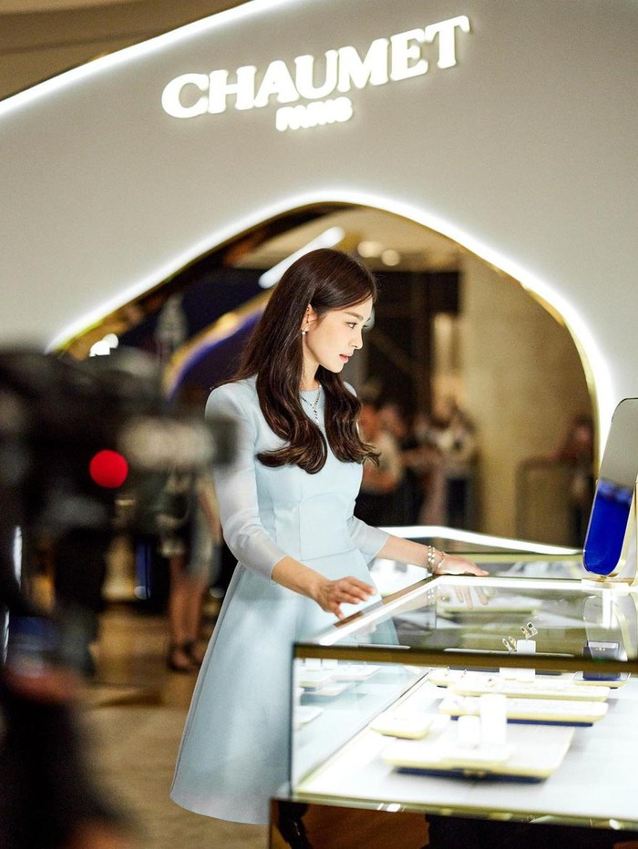 Saat hadir di berbagai acara penghargaan ternama pun, Song Hye Kyo kerap kali melengkapi penampilannya dengan memakai koleksi perhiasan dari Chaumet, lho./ Foto: instagram.com/kyo1122