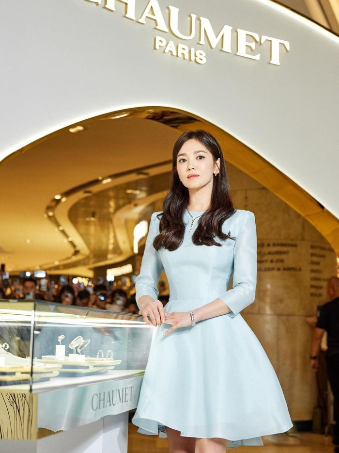 Sebagai brand ambassador Chaumet sejak 2022 lalu, Song Hye Kyo sendiri cukup aktif mempromosikan serta hadir di berbagai event yang diselenggarakan brand tersebut./ Foto: instagram.com/kyo1122