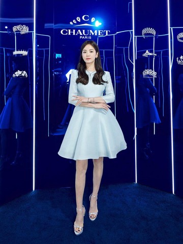 Anggun dan Elegan! Simak 7 Potret Song Hye Kyo Saat Menghadiri Boutique Launch Chaumet di Singapura