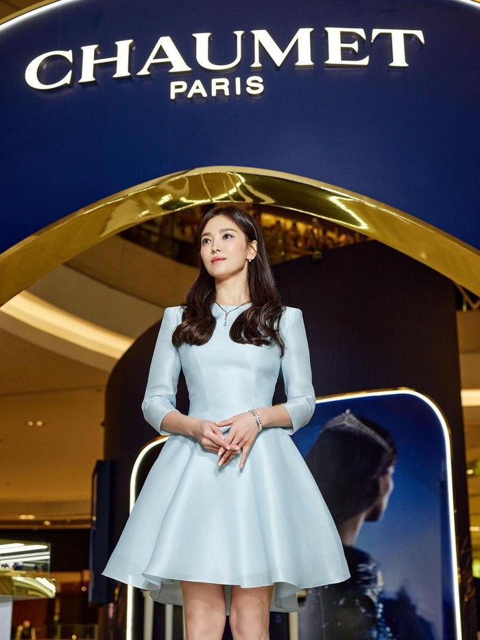 Aktris sekaligus brand ambassador untuk Chaumet tersebut tampil anggun dan menawan dengan gaun berwarna biru muda serta rambut yang dibiarkan tergerai./ Foto: instagram.com/kyo1122