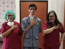 Kondisi Membaik, Ini Potret Sultan Korban Kabel Menjuntai Berpose Salam Presisi