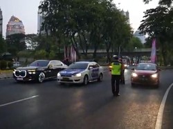 Video Mobil Polisi Nyelonong Hampir Serempet Rombongan KTT ASEAN