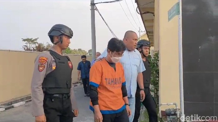 Tersangka dan barang bukti yang diamankan dalam kasus kebakaran hutan di Bromo.