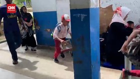 VIDEO: Belasan Siswa Kena Gas Air Mata Imbas Bentrok di Rempang Batam