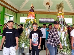 Warga Lamongan Arak Gunungan dan Ambeng Keliling Kampung