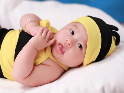 10 Makna Bayi Sering Menjulurkan Lidah, Termasuk Menunjukkan Rasa Nyaman