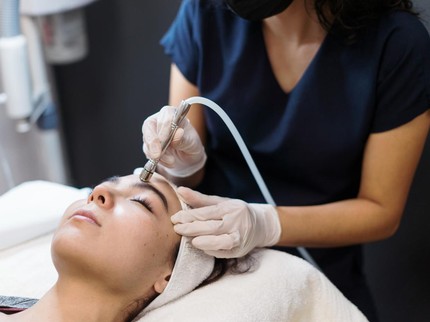 10 Treatment Wajah yang Sedang Trending di Klinik Perawatan Tahun 2024