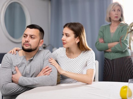 Tinggal Bareng Mertua, Aku Hampir Baby Blues tapi Suami Malah Bela Keluarganya