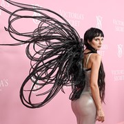 Gaya Seleb di Victoria's Secret World Tour 2023, Lingerie Trending di Karpet Pink