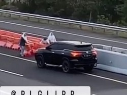 Aksi Bahaya Emak-emak Putar Balik Fortuner di Tol Indraprabu