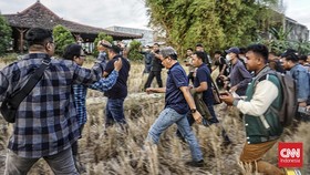 Rocky Gerung Pulang Diskusi Dikawal Barikade Membelah Persawahan
