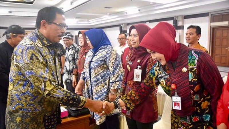 Penjabat (Pj) Gubernur Jawa Tengah, Nana Sudjana, langsung tancap gas di hari pertama kerja.