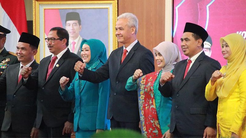 Gub. Jawa Tengah, Ganjar Pranowo, secara resmi menyerahkan jabatannya kepada Pejabat (Pj) Gubernur Jawa Tengah, Nana Sudjana, pada upacara serah terima jabatan.