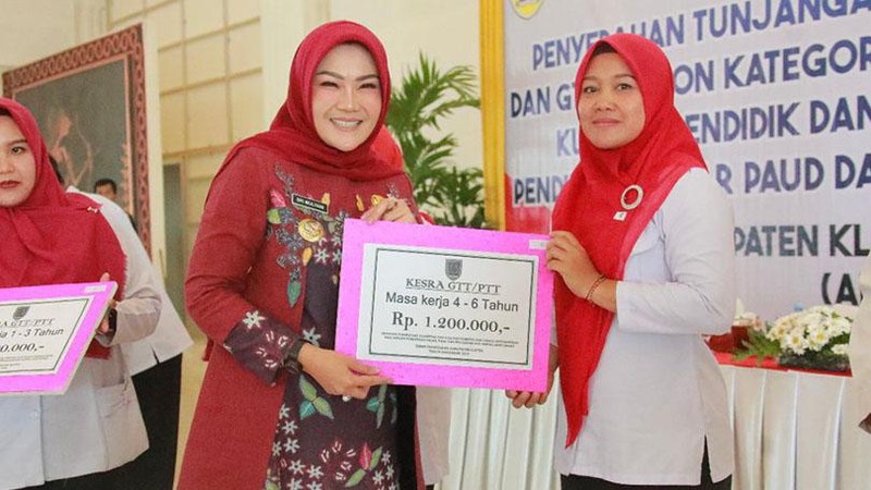 Pemkab Klaten menyerahkan tunjangan kesejahteraan Guru Tidak Tetap dan Pegawai Tidak Tetap (GTT/ PTT) Kategori II dan GTT/ PTT Non-Kategori II.