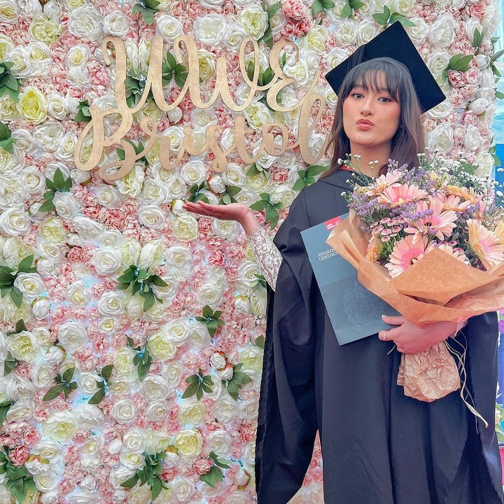 <p>Melalui laman Instagram miliknya, Amanda membagikan momen keluluasannya dari Kampus di Inggris tersebut. Amanda tampil cantik dengan rambut panjang dan riasan yang simpel. (Foto: Instagram @amandacaesaa)</p>
