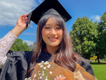 7 Potret Amanda Caesa Anak Parto Wisuda dari Kampus di Inggris