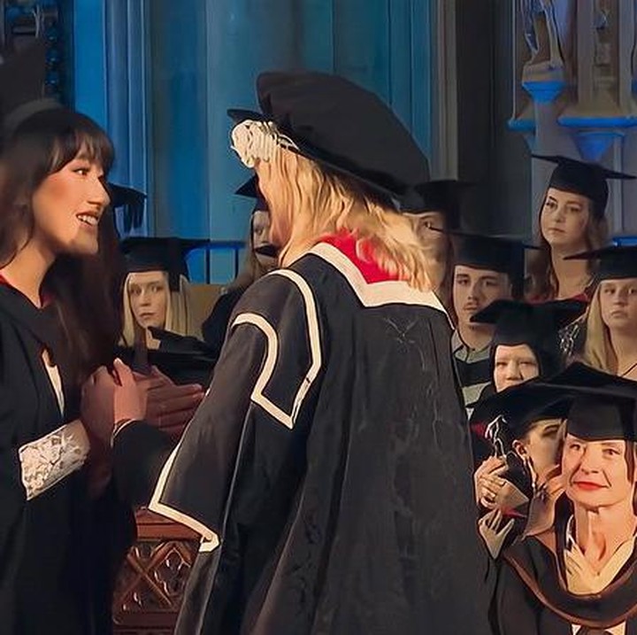<p>Putri komedian Parto, Amanda Caesa, baru saja lulus dari University of the West of England di Boston. Amanda lulus setelah menempuh pendidikan selama setahun, Bunda. (Foto: Instagram @amandacaesaa)</p>