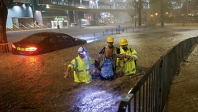 FOTO: Hujan Lebat Picu Banjir Parah di Hong Kong