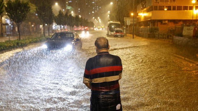 KJRI di Hong Kong mengimbau warga negara Indonesia (WNI) untuk tetap di tempat aman menyusul banjir bandang yang melanda kawasan itu.