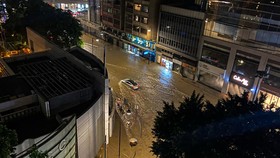 Hong Kong Banjir Bandang, Sekolah Tutup hingga Stasiun MRT Terendam