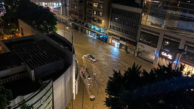 Banjir bandang melanda sejumlah wilayah di Hong Kong usai curah hujan terlebat dalam 140 tahun terakhir mengguyur wilayah tersebut dua hari terakhir.