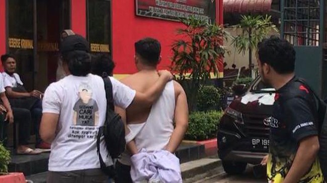 Kapolres Barelang mengatakan petugas tidak menghalangi tim advokasi dan keluarga membesuk para tahanan. Dalih polisi, para tahanan masih diperiksa.