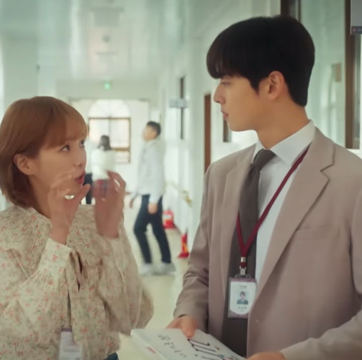 <p>Cha Eun Woo beradu peran dengan Park Gyu Young sebagai Han Hae Na, guru bahasa di SMA yang memiliki kemampuan aneh. Ia mampu berubah menjadi anjing setiap kali berciuman. Catat tanggal rilisnya ya, Cha Eun Woo akan kembali membawakan drakor romantis yang menghibur. (Foto: YouTube MBCDrama & Instagram @mbcdrama_now)</p>