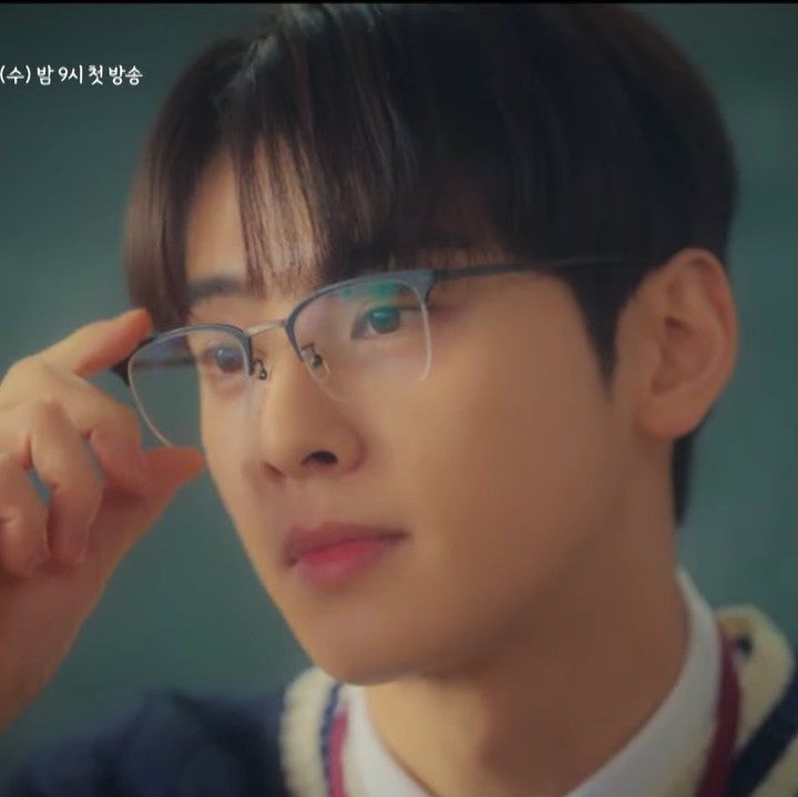 <p>Drama Korea<em> A Good Day to Be a Dog</em> diadaptasi dari serial Webtoon populer dengan judul yang sama, Bunda. Di serial ini, karakter Cha Eun Woo yang penakut dengan anjing harus berhadapan dengan wanita yang bisa berubah menjadi seekor anjing. (Foto: YouTube MBCDrama & Instagram @mbcdrama_now)</p>