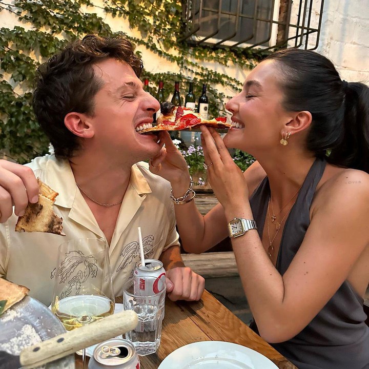 <p>"Saya terbang ke New York untuk meminta sahabat saya menikah dengan saya, dan dia menjawab 'Ya'," tulis Charlie Puth dalam unggahan fotonya. (Foto: Instagram @charlieputh @brookesansone)</p>
