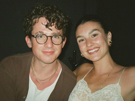 Momen Manis Charlie Puth Lamar Sang Kekasih Brooke Sansone