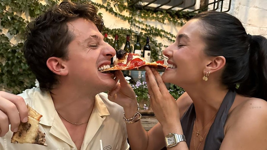 Charlie Puth Resmi Lamar Kekasih Usai 8 Bulan Pacaran Charlie Puth Resmi Lamar Kekasih Usai 8 Bulan Pacaran