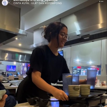 Kuliah Sambil Kerja, 7 Potret Cinta Anak Uya Kuya Jadi Pelayan Restoran di Amerika