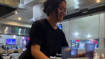 Kuliah Sambil Kerja, 7 Potret Cinta Anak Uya Kuya Jadi Pelayan Restoran di Amerika