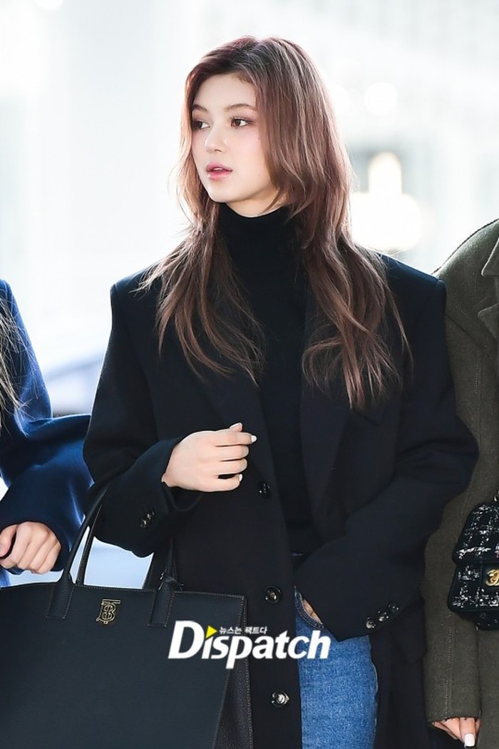 Danielle tampil ala 'CEO Muda' dengan mengenakan turtleneck hitam yang dipadu dengan blazer hitam dan celana jeans biru. Hand bag hitam yang senada dengan outfit menambah kesan put together./ Foto: Dispatch